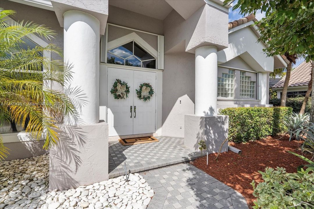 Recently Sold: $1,200,000 (4 beds, 2 baths, 2810 Square Feet)