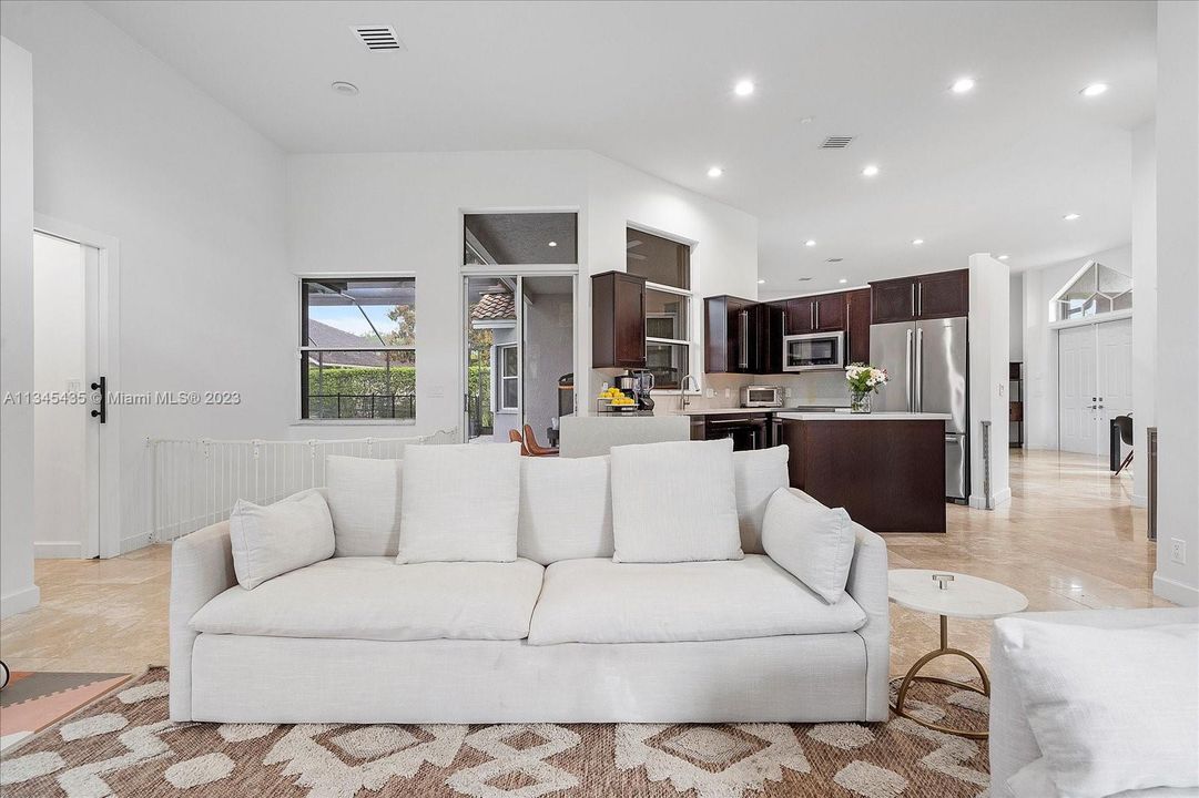 Recently Sold: $1,200,000 (4 beds, 2 baths, 2810 Square Feet)