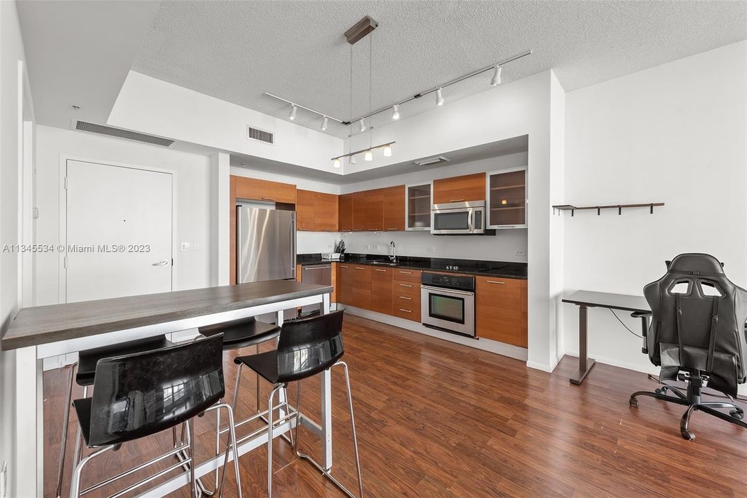 Recently Sold: $450,000 (1 beds, 1 baths, 735 Square Feet)