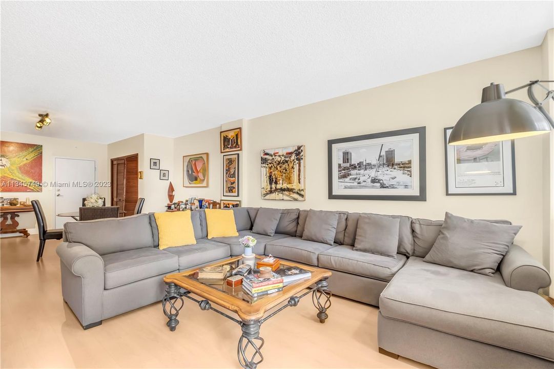 Recently Sold: $419,000 (1 beds, 1 baths, 910 Square Feet)