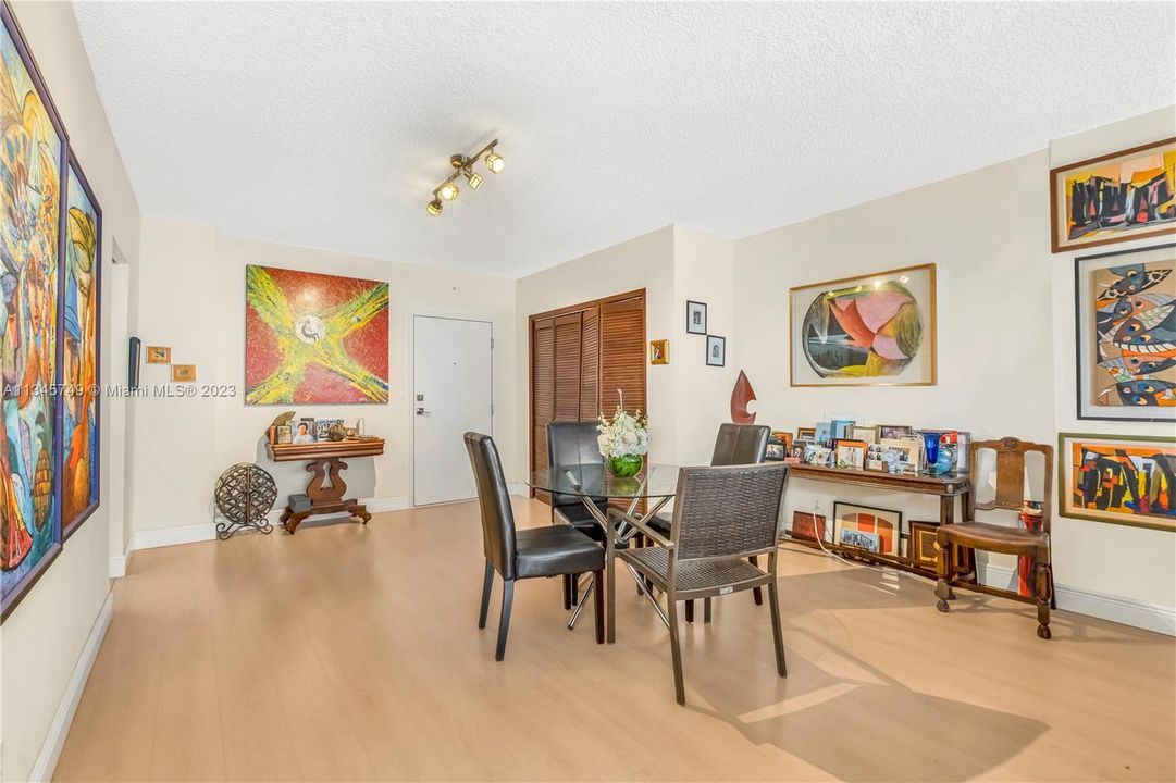 Recently Sold: $419,000 (1 beds, 1 baths, 910 Square Feet)