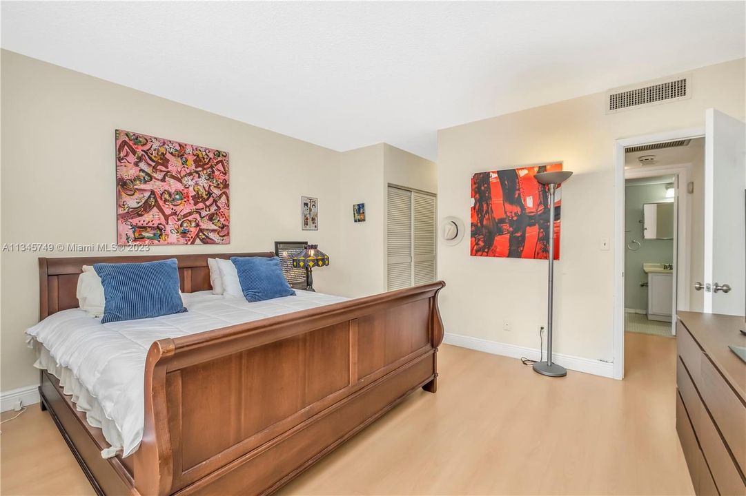 Recently Sold: $419,000 (1 beds, 1 baths, 910 Square Feet)