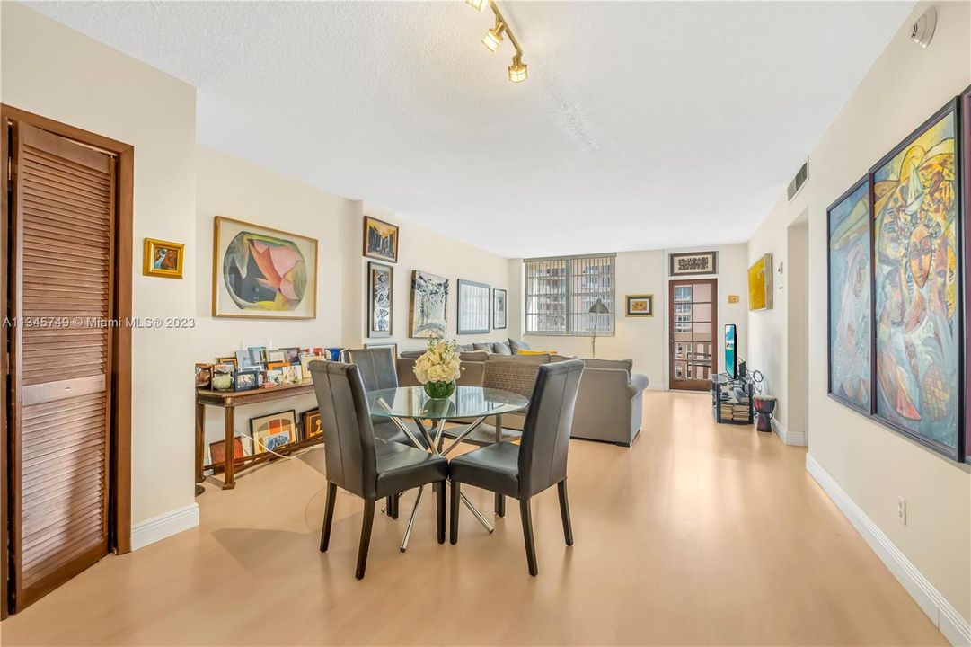 Recently Sold: $419,000 (1 beds, 1 baths, 910 Square Feet)