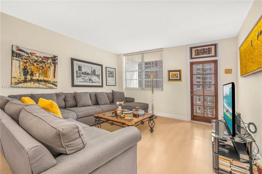 Recently Sold: $419,000 (1 beds, 1 baths, 910 Square Feet)