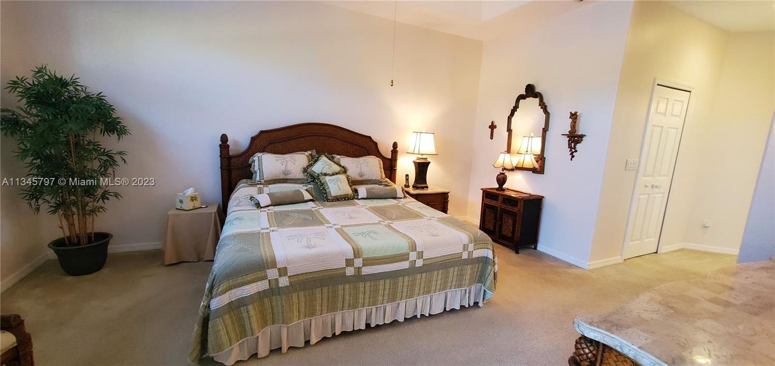 Vendido Recientemente: $569,900 (4 camas, 2 baños, 2293 Pies cuadrados)