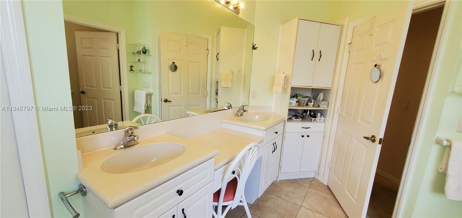 Vendido Recientemente: $569,900 (4 camas, 2 baños, 2293 Pies cuadrados)