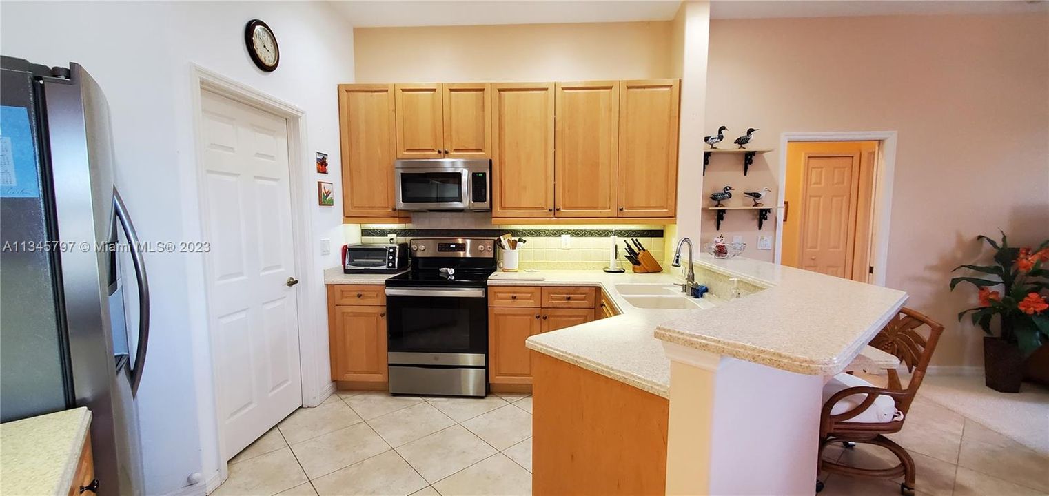 Vendido Recientemente: $569,900 (4 camas, 2 baños, 2293 Pies cuadrados)