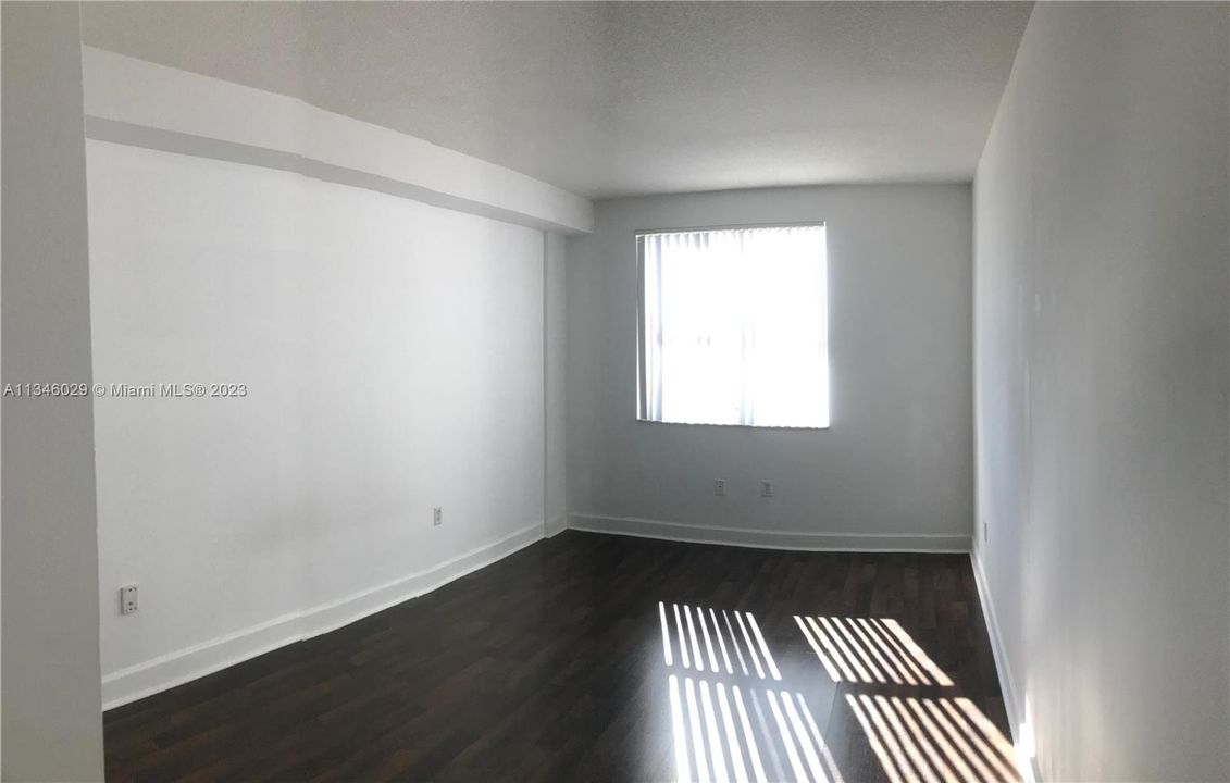 Recently Sold: $308,000 (1 beds, 1 baths, 752 Square Feet)