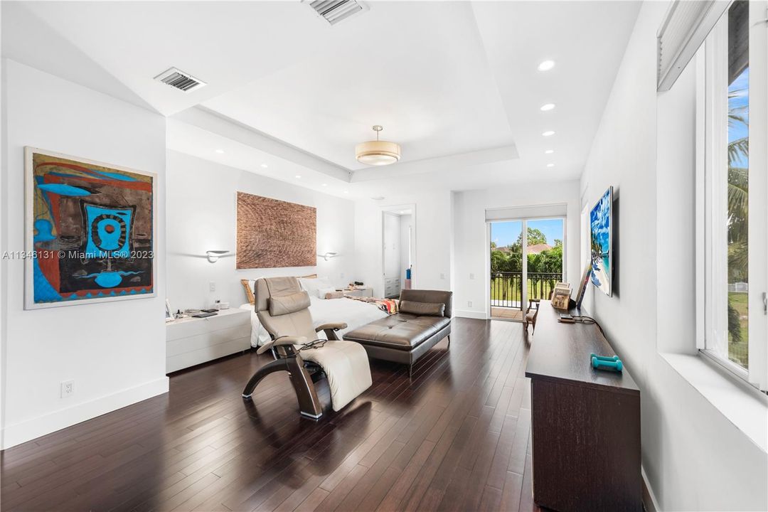 Recently Sold: $3,750,000 (4 beds, 6 baths, 5125 Square Feet)