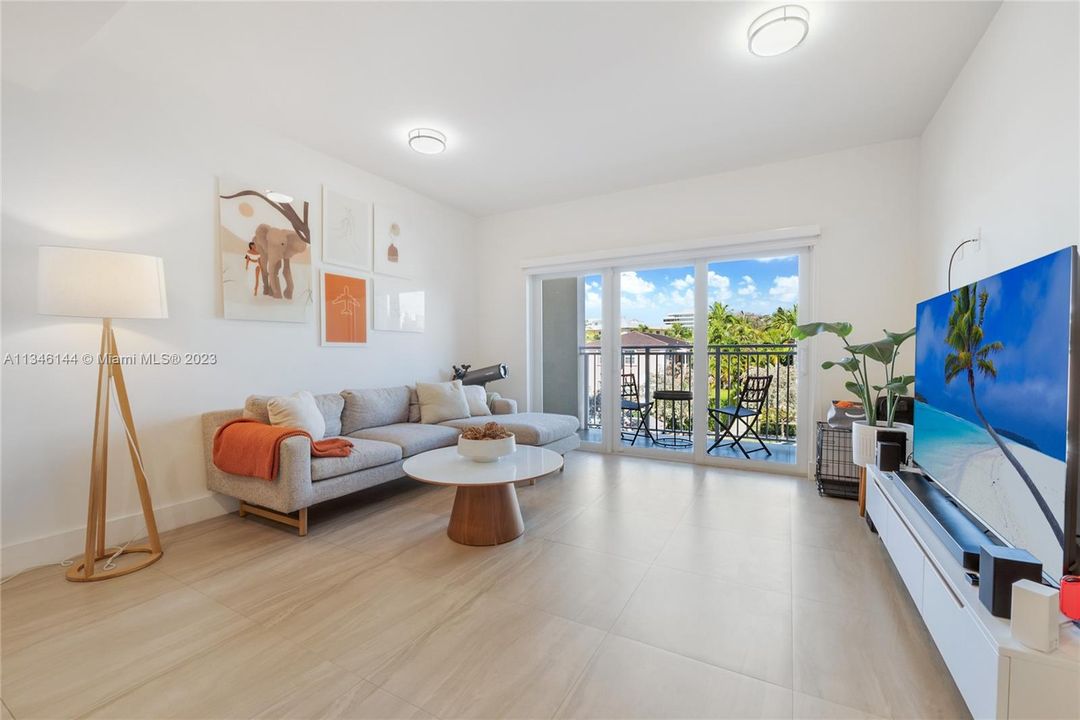 Recently Sold: $850,000 (2 beds, 2 baths, 1577 Square Feet)