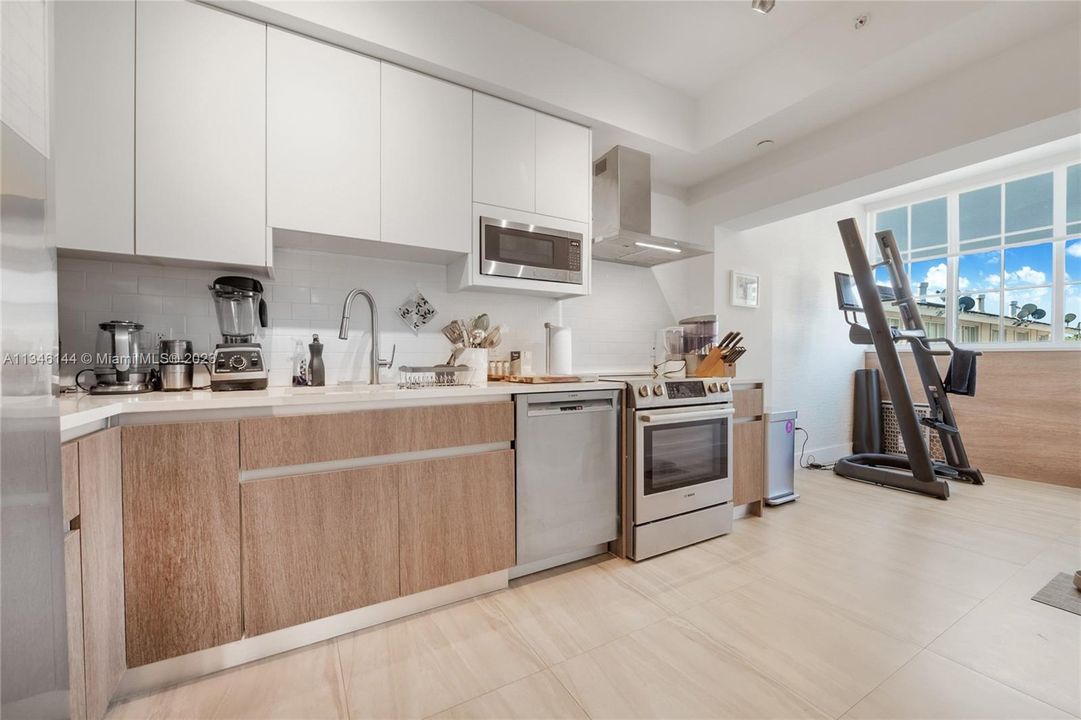 Recently Sold: $850,000 (2 beds, 2 baths, 1577 Square Feet)