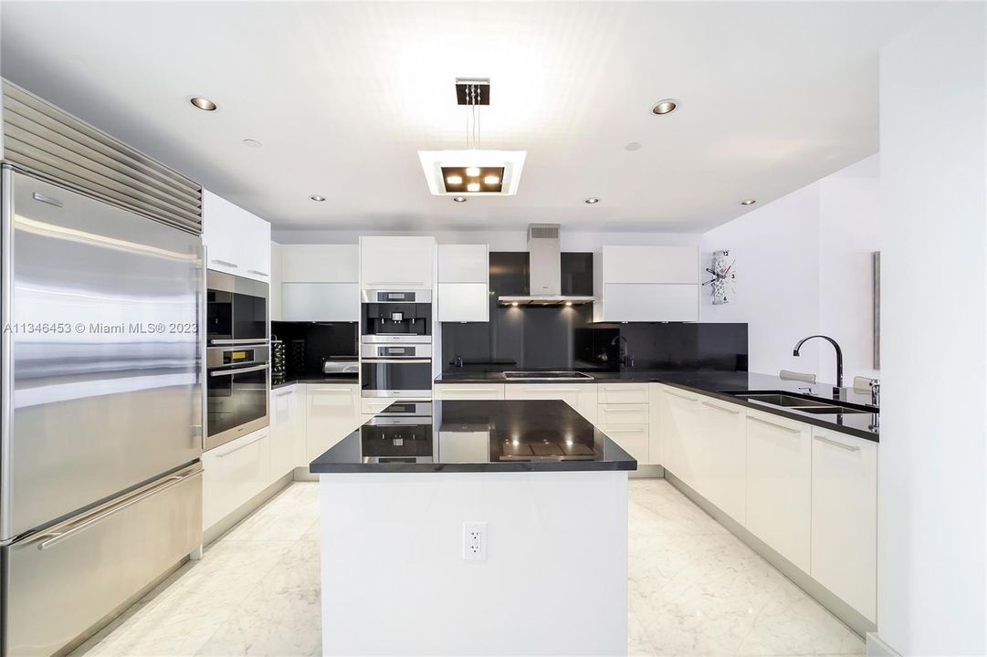 Vendido Recientemente: $2,800,000 (3 camas, 3 baños, 1933 Pies cuadrados)