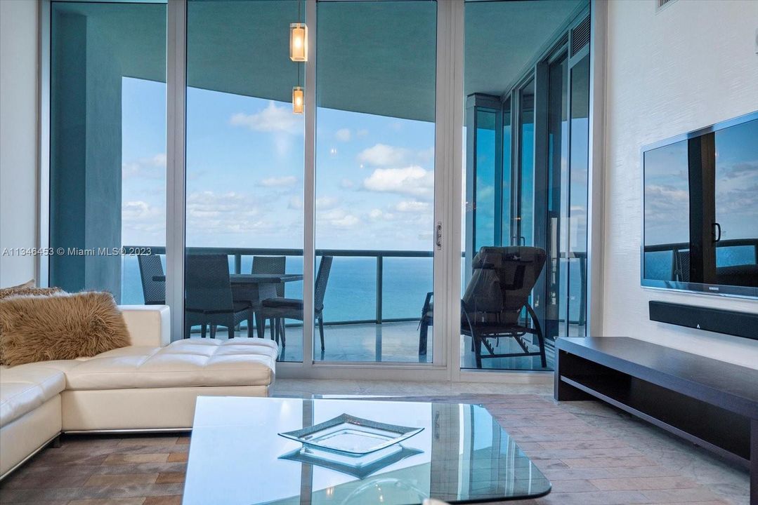 Vendido Recientemente: $2,800,000 (3 camas, 3 baños, 1933 Pies cuadrados)