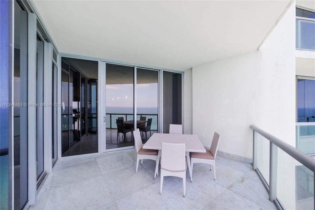 Vendido Recientemente: $2,800,000 (3 camas, 3 baños, 1933 Pies cuadrados)