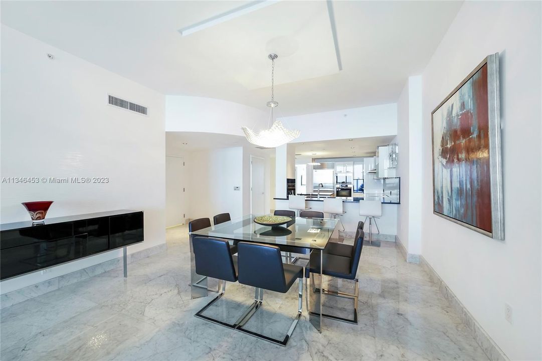 Vendido Recientemente: $2,800,000 (3 camas, 3 baños, 1933 Pies cuadrados)