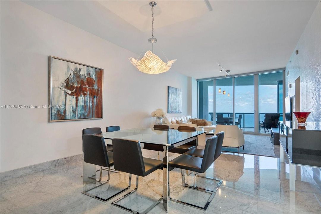 Vendido Recientemente: $2,800,000 (3 camas, 3 baños, 1933 Pies cuadrados)