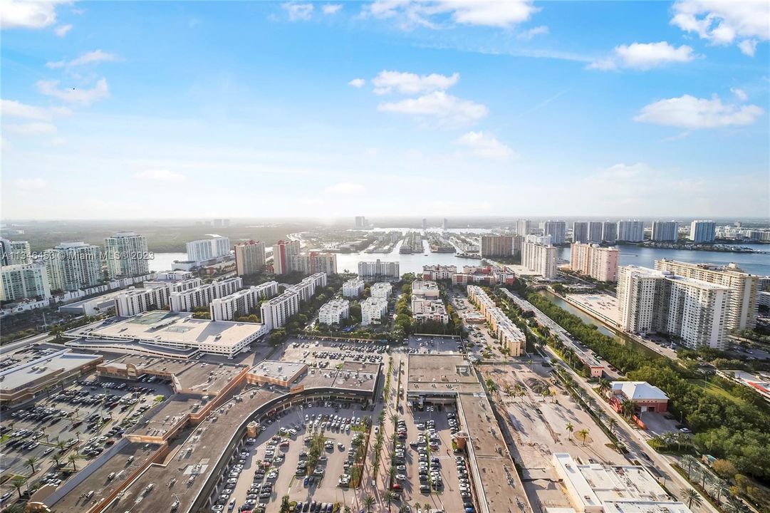 Vendido Recientemente: $2,800,000 (3 camas, 3 baños, 1933 Pies cuadrados)