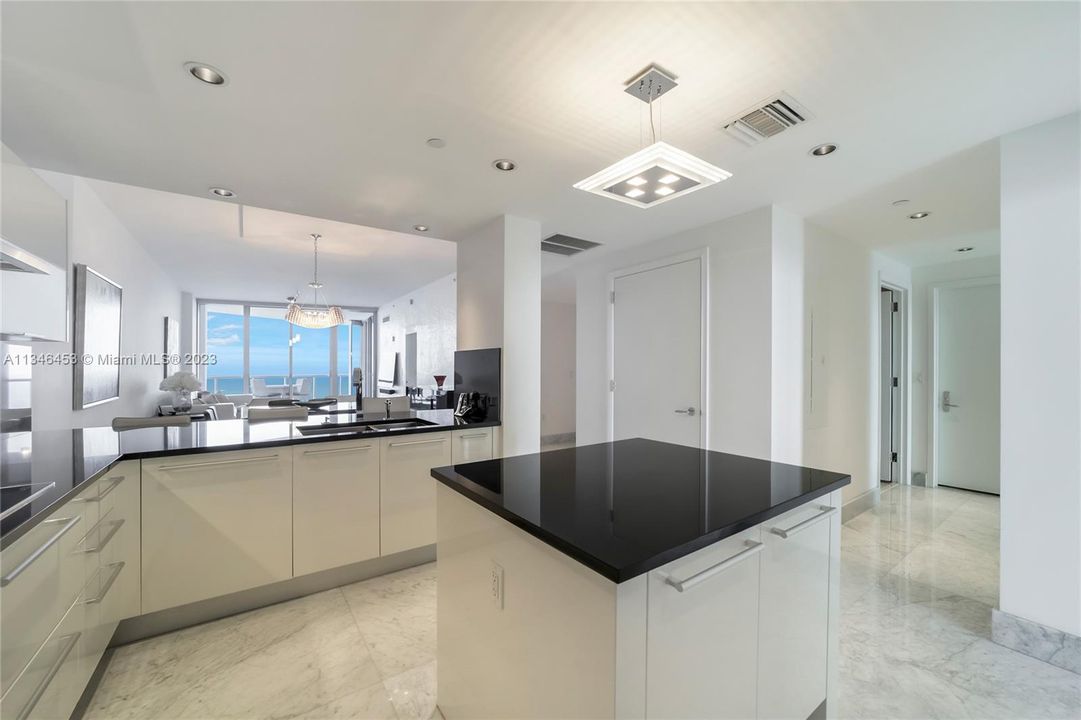 Vendido Recientemente: $2,800,000 (3 camas, 3 baños, 1933 Pies cuadrados)