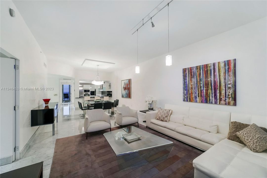 Vendido Recientemente: $2,800,000 (3 camas, 3 baños, 1933 Pies cuadrados)