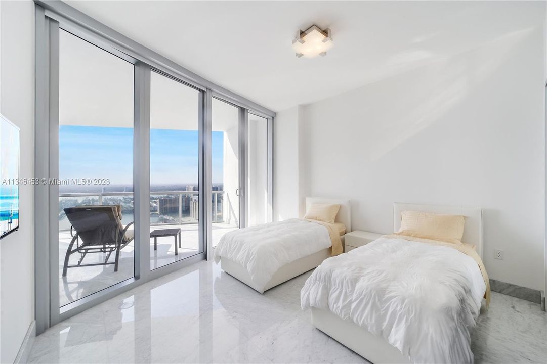 Vendido Recientemente: $2,800,000 (3 camas, 3 baños, 1933 Pies cuadrados)