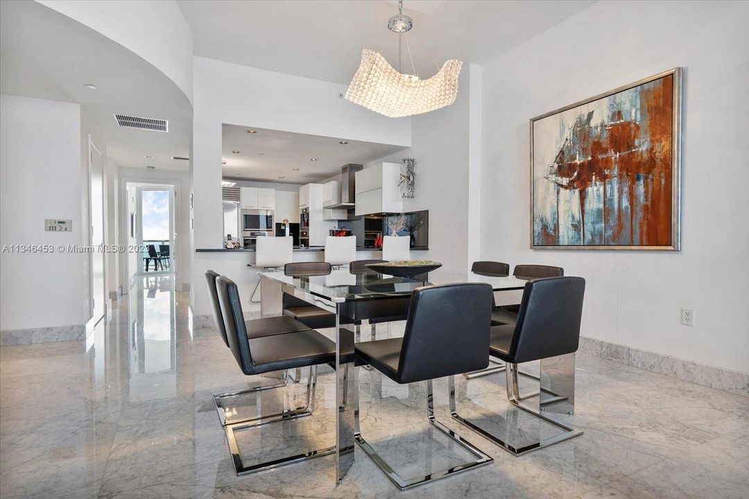 Vendido Recientemente: $2,800,000 (3 camas, 3 baños, 1933 Pies cuadrados)