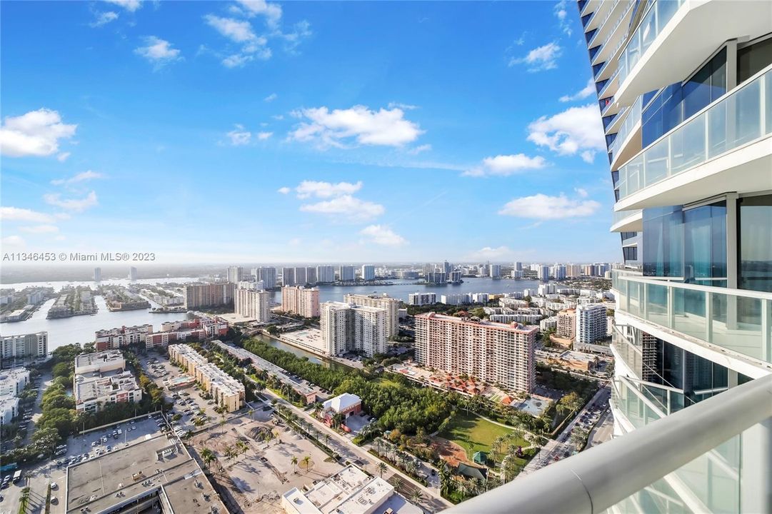 Vendido Recientemente: $2,800,000 (3 camas, 3 baños, 1933 Pies cuadrados)