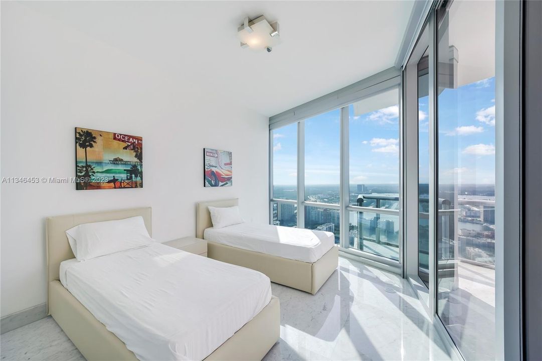 Vendido Recientemente: $2,800,000 (3 camas, 3 baños, 1933 Pies cuadrados)