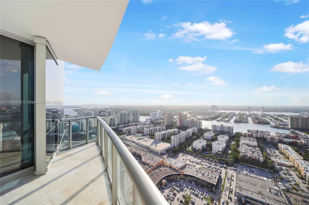 Vendido Recientemente: $2,800,000 (3 camas, 3 baños, 1933 Pies cuadrados)