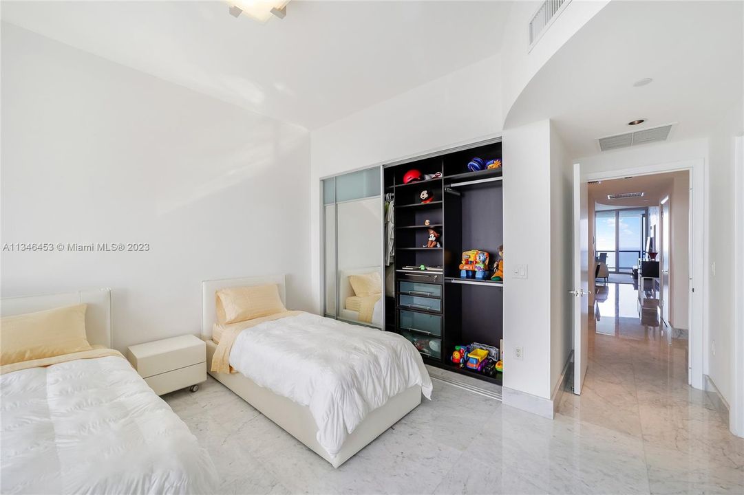 Vendido Recientemente: $2,800,000 (3 camas, 3 baños, 1933 Pies cuadrados)