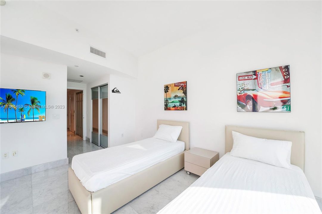 Vendido Recientemente: $2,800,000 (3 camas, 3 baños, 1933 Pies cuadrados)