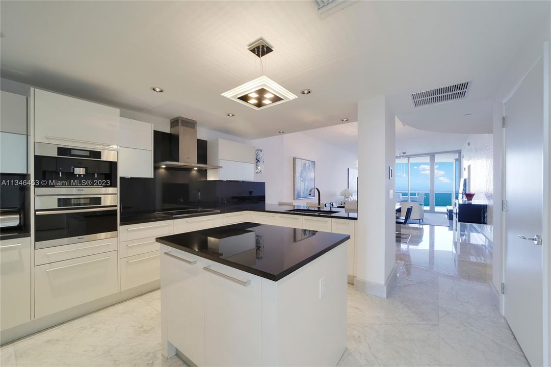 Vendido Recientemente: $2,800,000 (3 camas, 3 baños, 1933 Pies cuadrados)