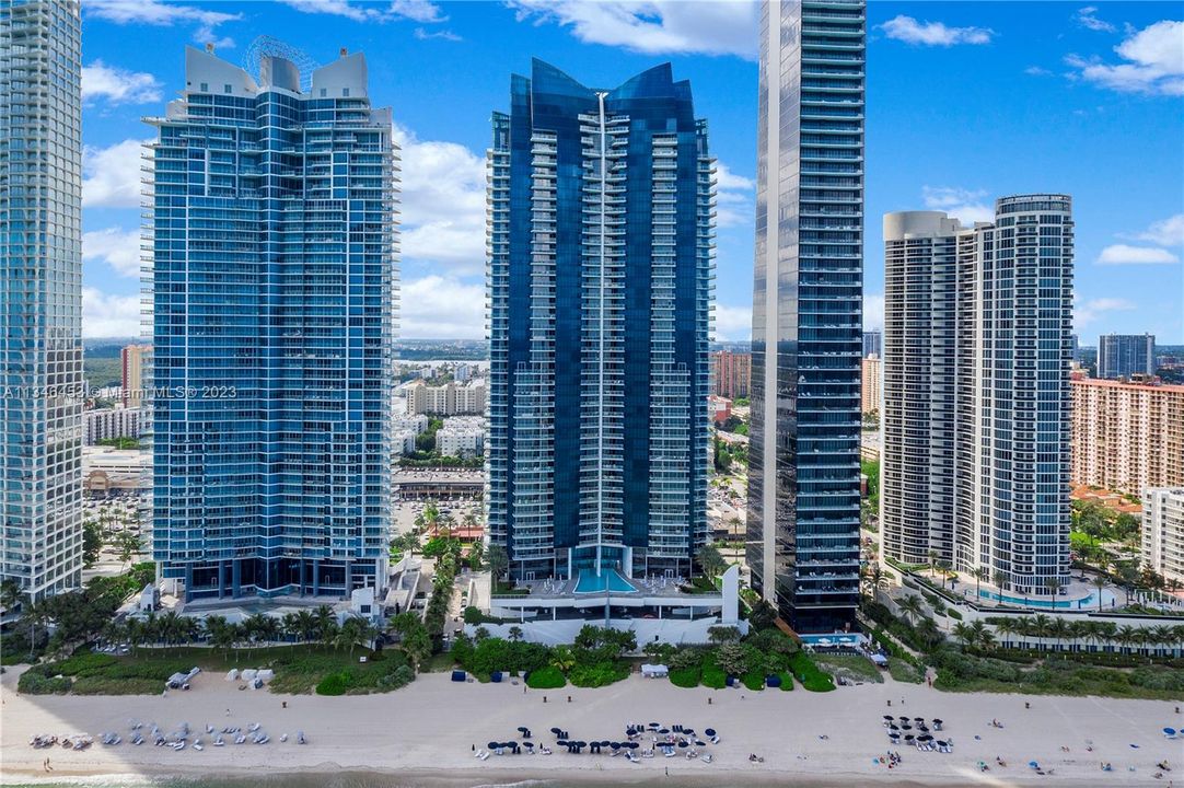 Vendido Recientemente: $2,800,000 (3 camas, 3 baños, 1933 Pies cuadrados)