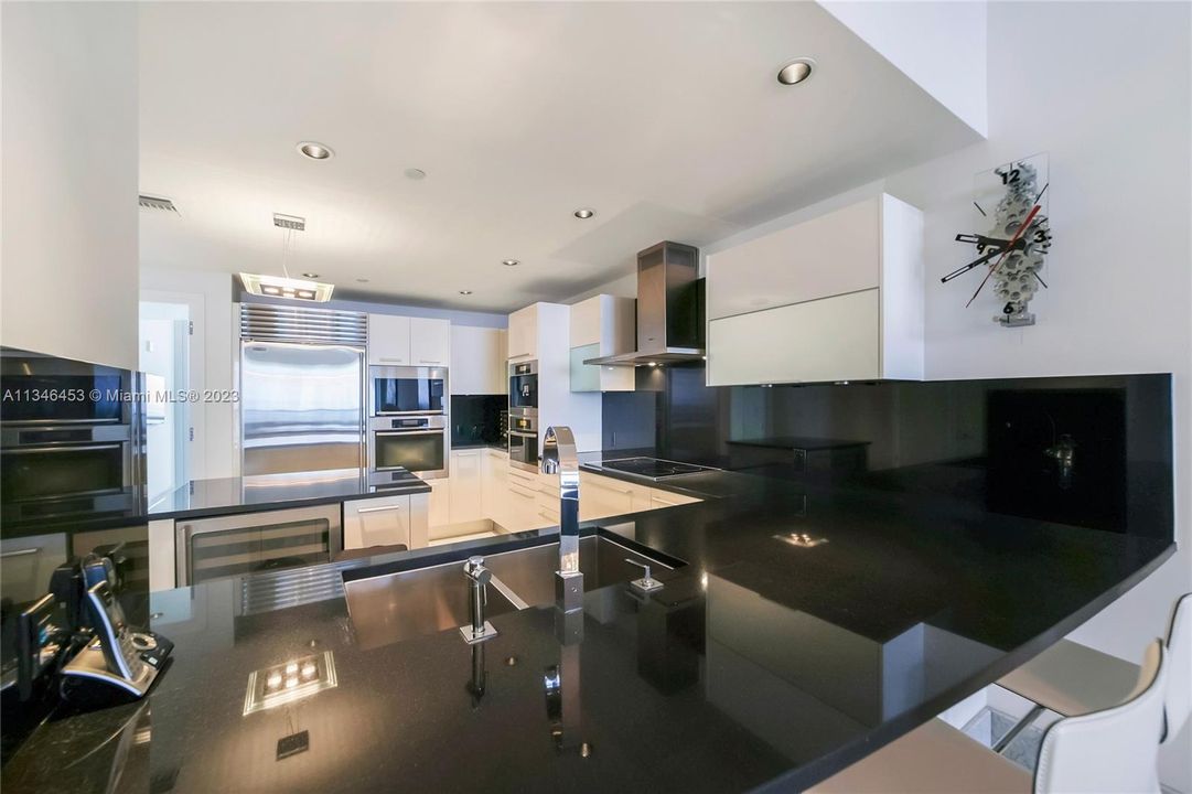 Vendido Recientemente: $2,800,000 (3 camas, 3 baños, 1933 Pies cuadrados)