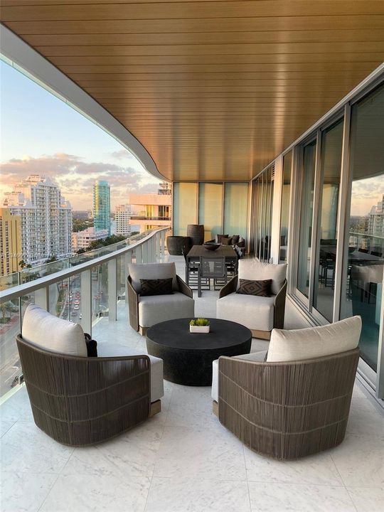 Recently Sold: $3,795,000 (2 beds, 2 baths, 1276 Square Feet)