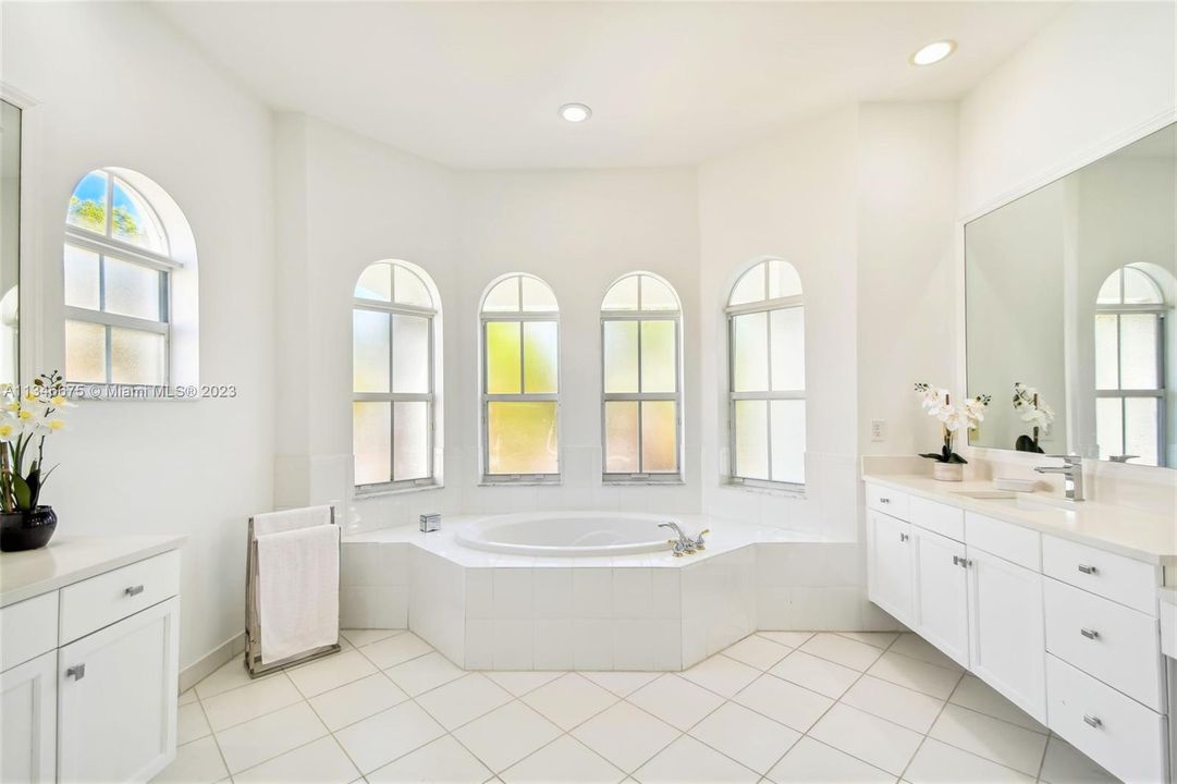 最近租的: $7,500 (6 贝兹, 4 浴室, 3994 平方英尺)