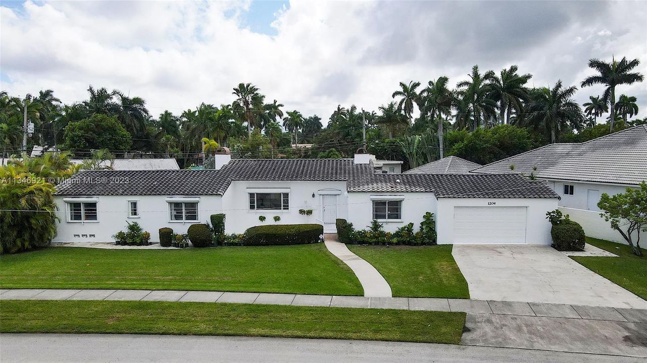 Recently Sold: $1,399,000 (6 beds, 4 baths, 2606 Square Feet)