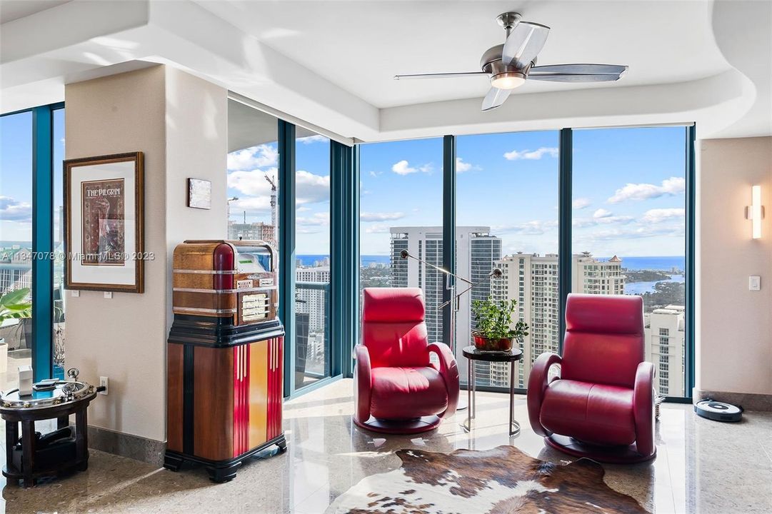 Recently Sold: $2,499,000 (2 beds, 3 baths, 3189 Square Feet)