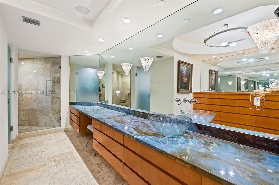 最近售出: $2,499,000 (2 贝兹, 3 浴室, 3189 平方英尺)