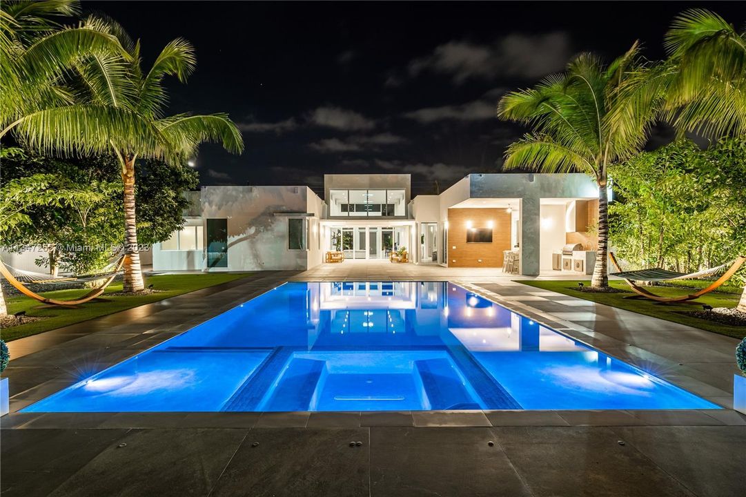 Recently Sold: $3,495,000 (6 beds, 6 baths, 4771 Square Feet)