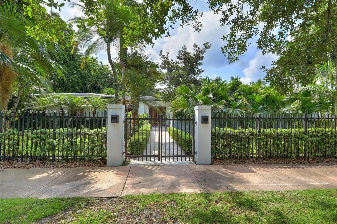 Recently Sold: $3,750,000 (4 beds, 4 baths, 4065 Square Feet)