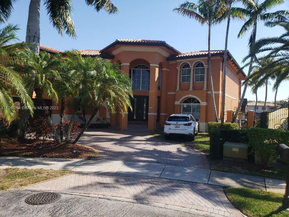 Recently Sold: $1,580,000 (6 beds, 5 baths, 4735 Square Feet)