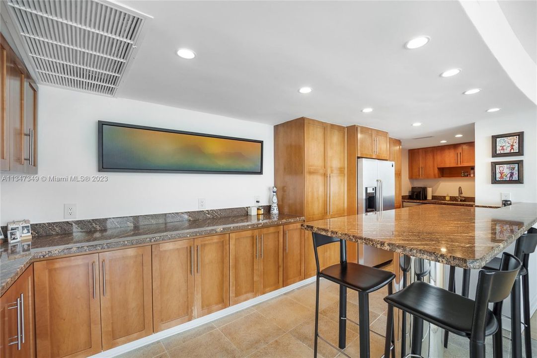 Recently Sold: $1,150,000 (2 beds, 2 baths, 1372 Square Feet)