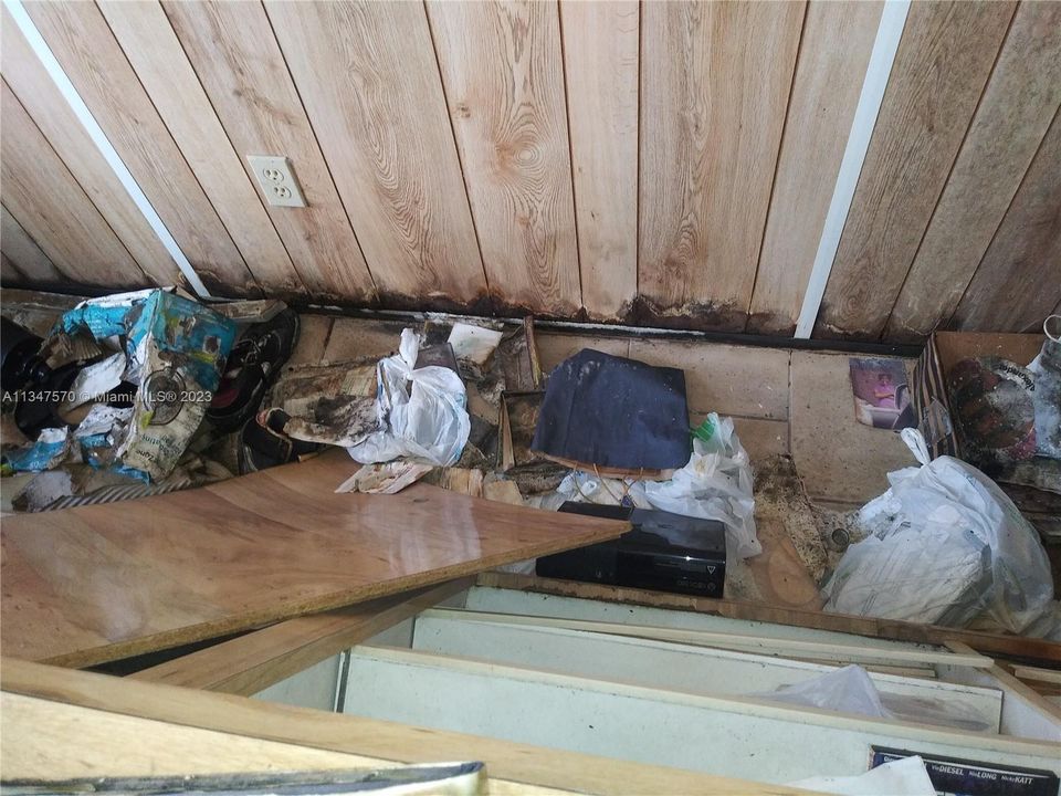 最近售出: $250,000 (4 贝兹, 2 浴室, 1753 平方英尺)