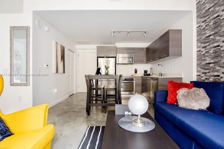 Recently Sold: $360,000 (1 beds, 1 baths, 533 Square Feet)