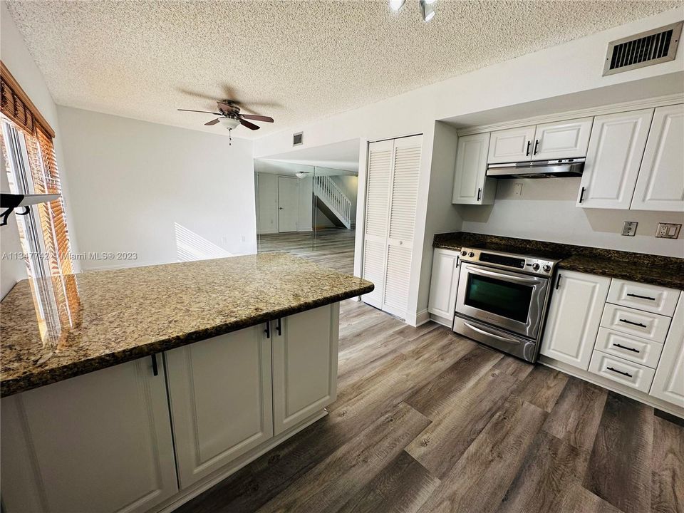 Недавно продано: $490,000 (3 спален, 2 ванн, 1348 Квадратных фут)