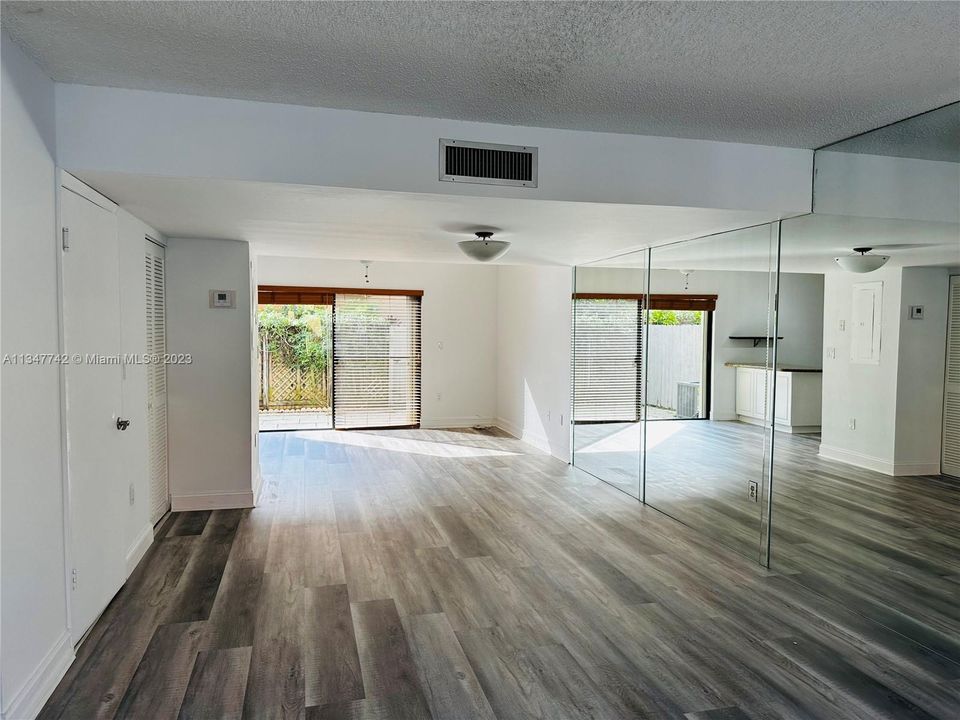 Недавно продано: $490,000 (3 спален, 2 ванн, 1348 Квадратных фут)