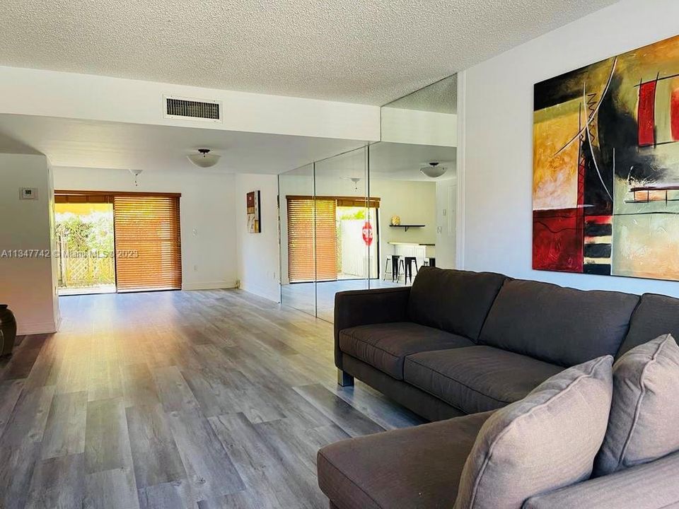 Недавно продано: $490,000 (3 спален, 2 ванн, 1348 Квадратных фут)