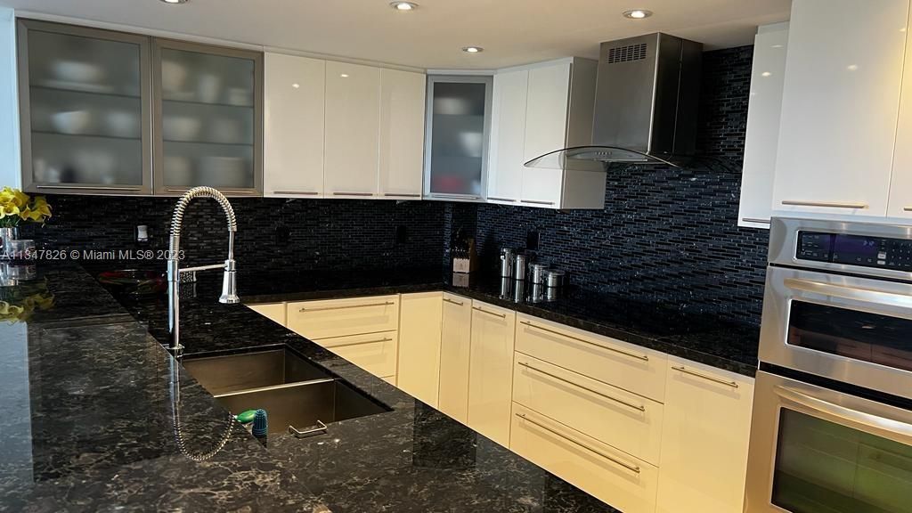 Recently Sold: $1,300,000 (2 beds, 2 baths, 1260 Square Feet)