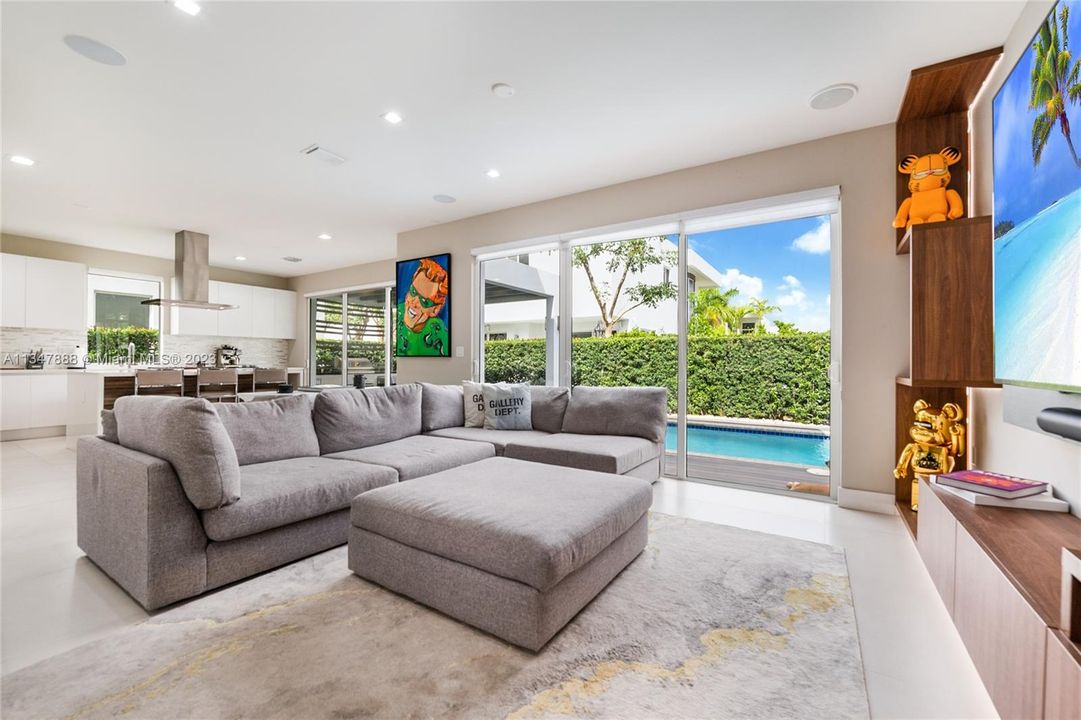 Recently Sold: $1,295,000 (5 beds, 4 baths, 3292 Square Feet)