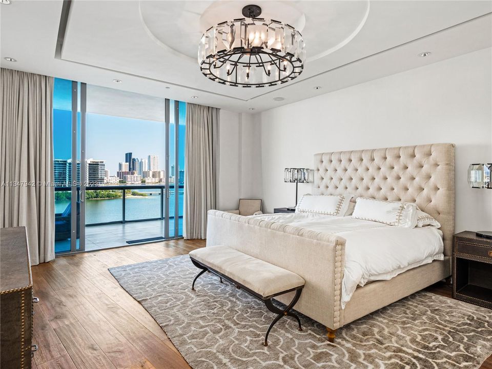 Recently Sold: $2,700,000 (3 beds, 5 baths, 3126 Square Feet)